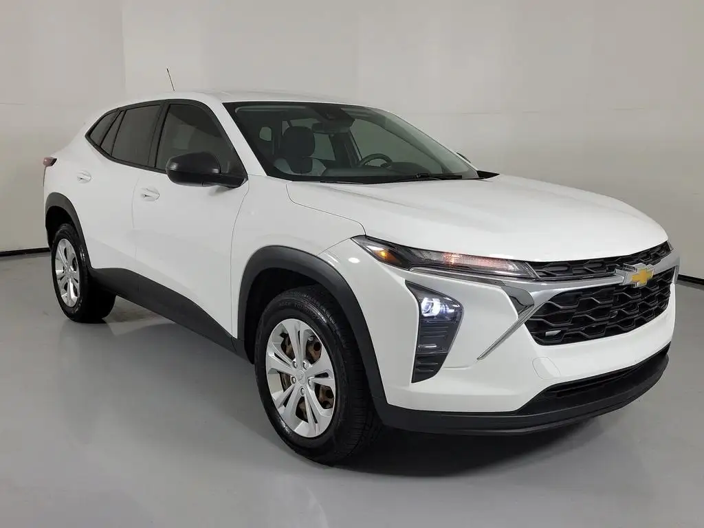 2024 Chevrolet Trax LS photo 1