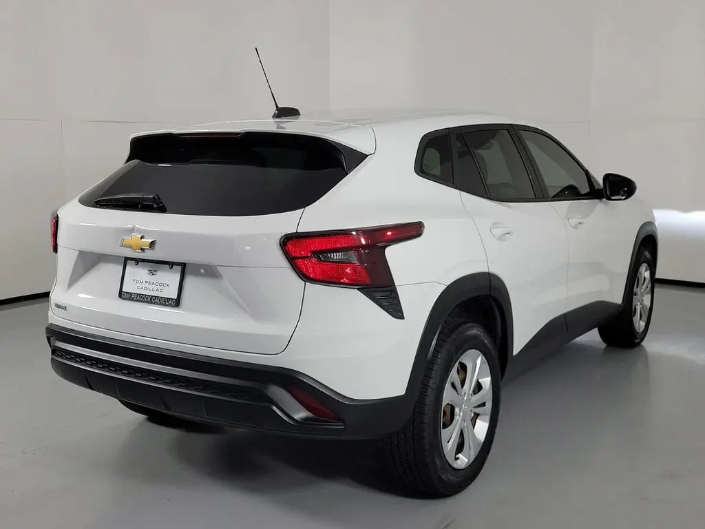 2024 Chevrolet Trax LS photo 3