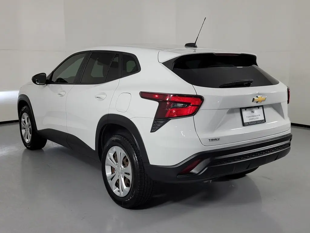 2024 Chevrolet Trax LS photo 4
