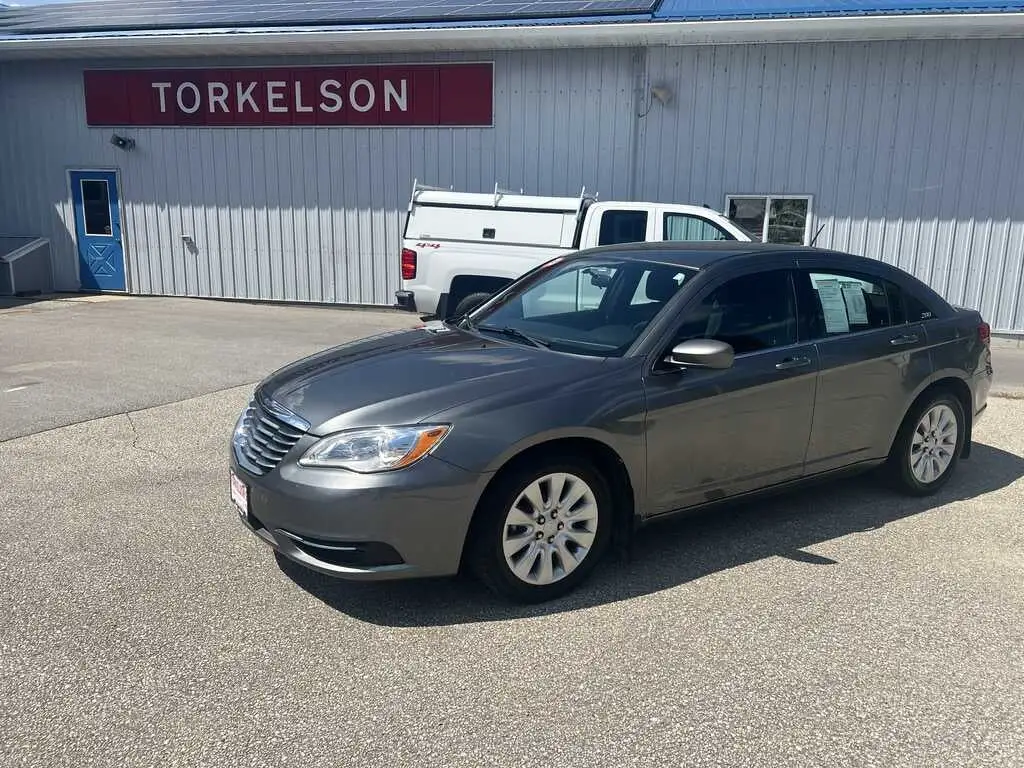 2013 Chrysler 200 LX photo 1