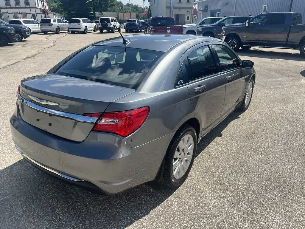 2013 Chrysler 200 LX photo 3