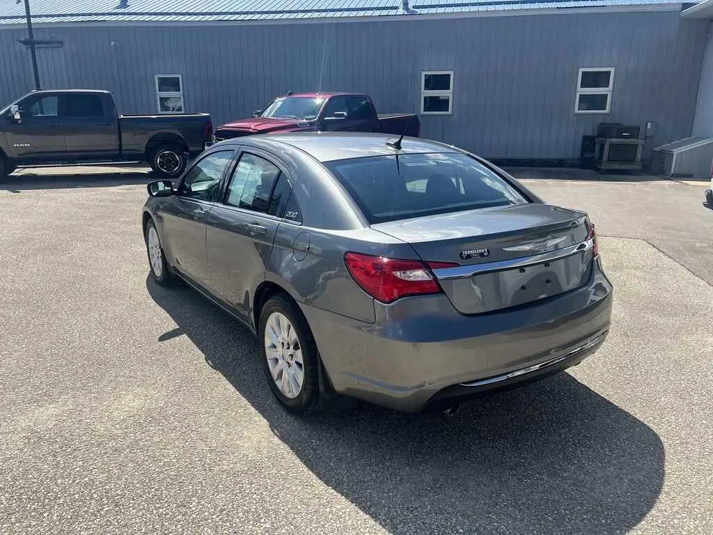 2013 Chrysler 200 LX photo 4