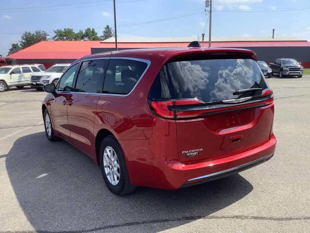 2025 Chrysler Pacifica Select photo 3
