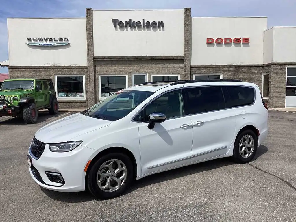 2023 Chrysler Pacifica Limited's photo