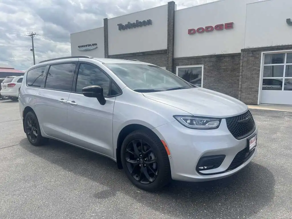 2026 Chrysler Pacifica Select AWD's photo