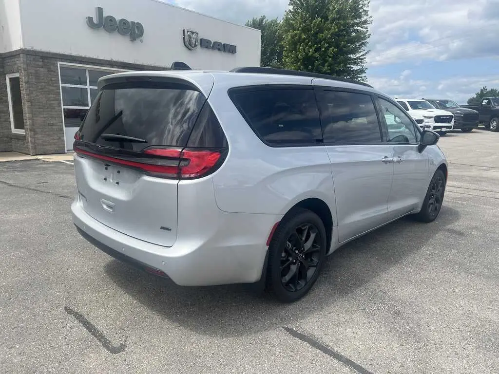 2026 Chrysler Pacifica Select AWD photo 3
