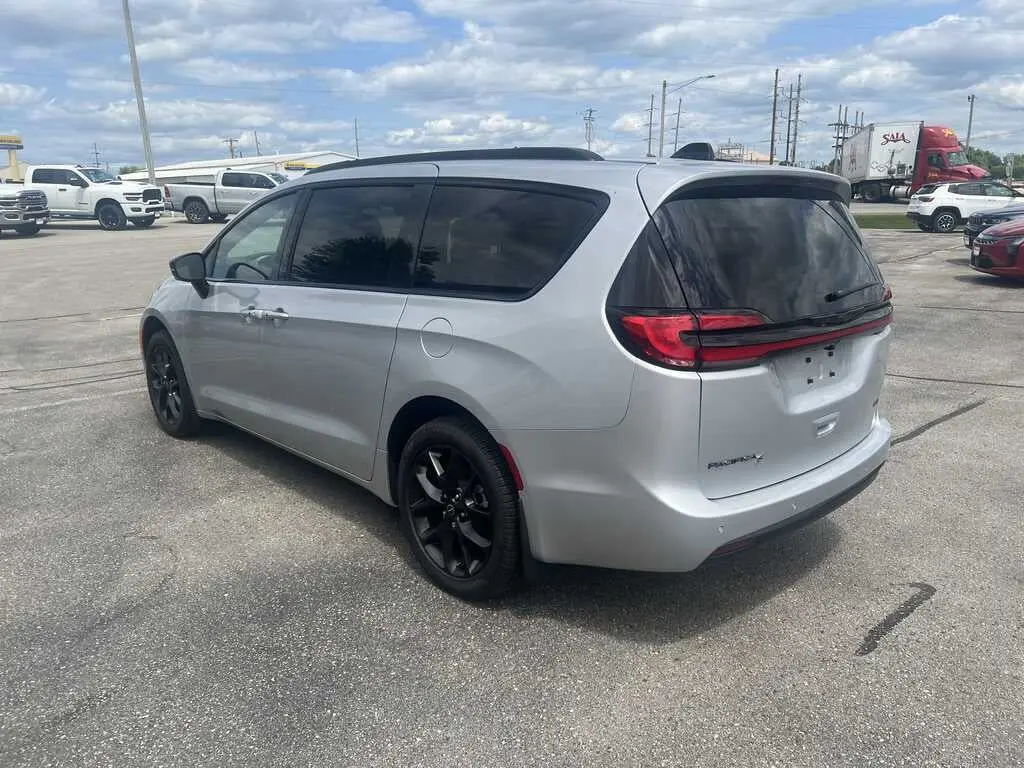 2026 Chrysler Pacifica Select AWD photo 4