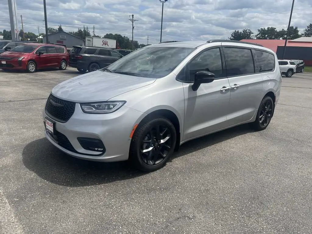 2026 Chrysler Pacifica Select AWD photo 5
