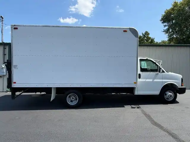2004 GMC Savana 3500 16ft box with Liftgate Very Clean GREAT Truck's photo