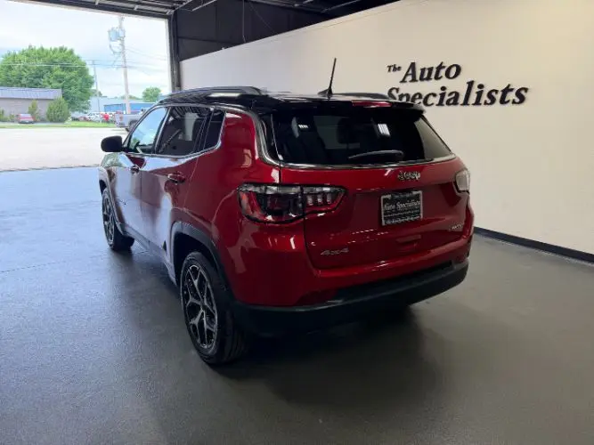2025 Jeep Compass Limited 4X4 photo 3