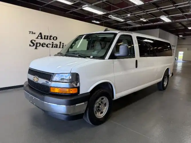 2025 Chevrolet Express 3500 LT Extended's photo