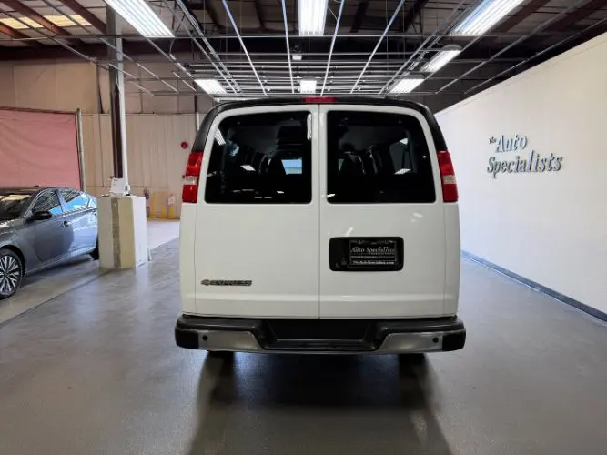 2025 Chevrolet Express 3500 LT Extended photo 4