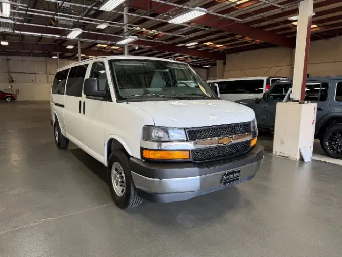 2025 Chevrolet Express 3500 LT Extended photo 5