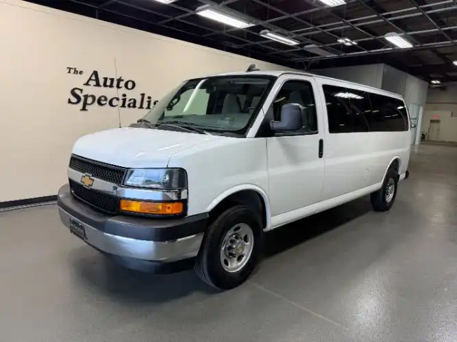 2025 Chevrolet Express 3500 LT Extended's photo