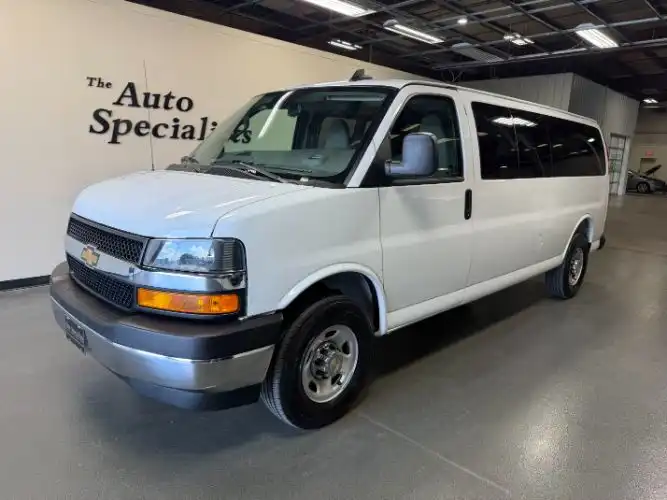 2025 Chevrolet Express 3500 LT Extended's photo
