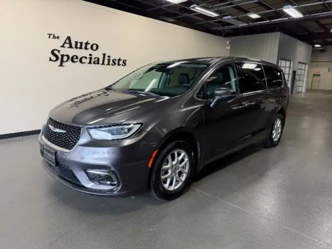2023 Chrysler Pacifica Touring L's photo