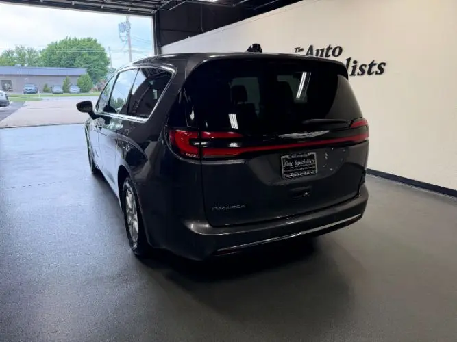 2023 Chrysler Pacifica Touring L photo 3