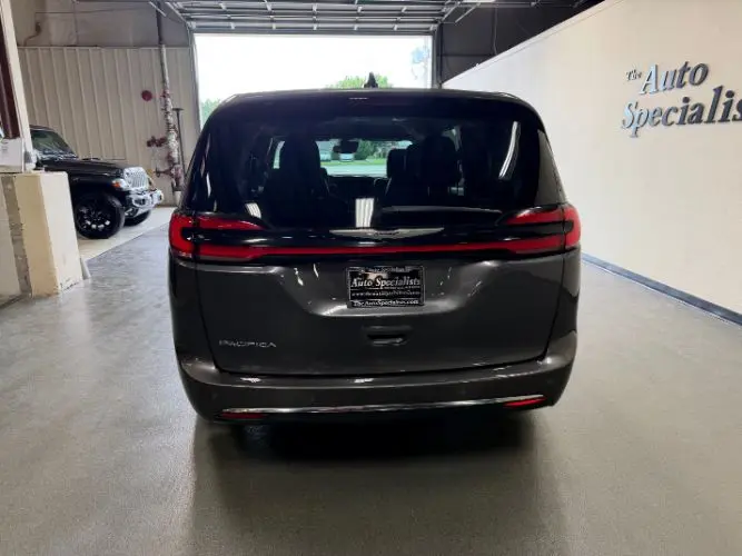2023 Chrysler Pacifica Touring L photo 4