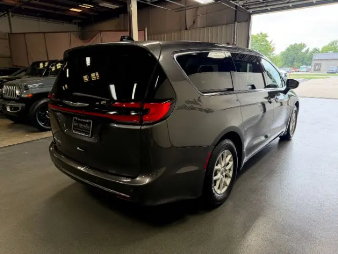 2023 Chrysler Pacifica Touring L photo 5