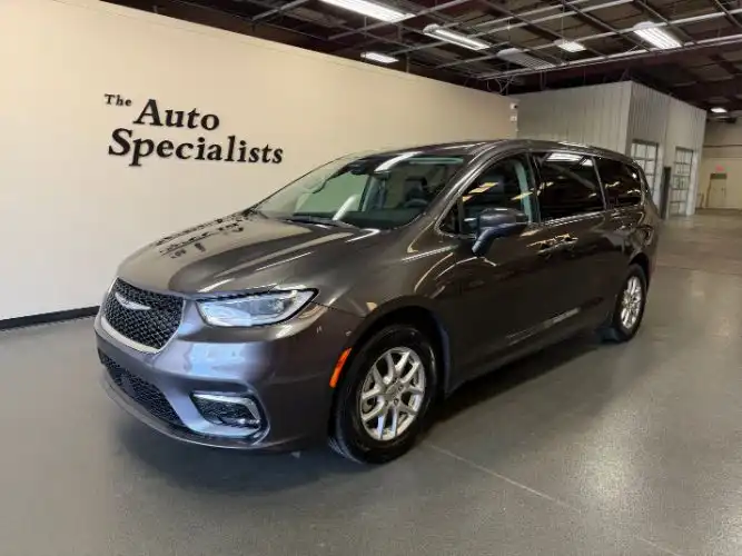 2023 Chrysler Pacifica Touring L's photo