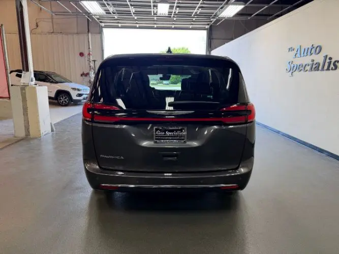2023 Chrysler Pacifica Touring L photo 3