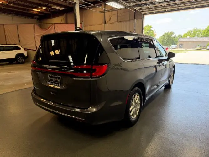 2023 Chrysler Pacifica Touring L photo 4