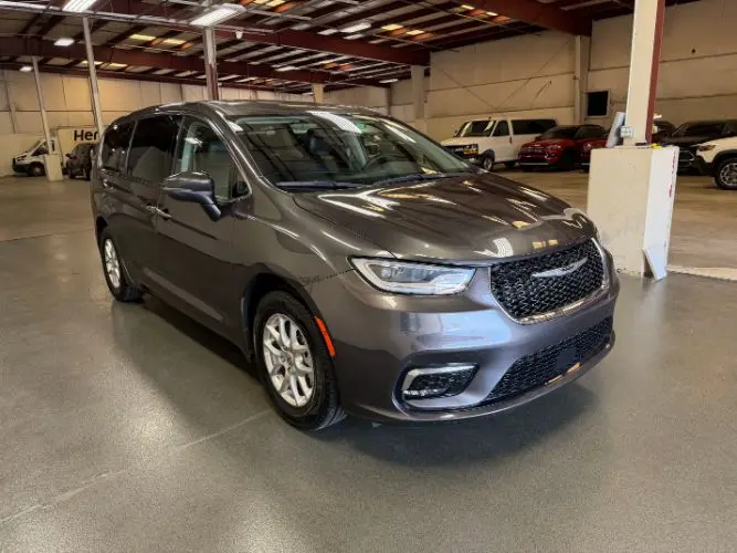 2023 Chrysler Pacifica Touring L photo 5