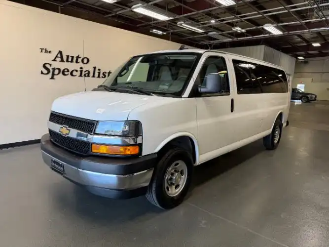 2025 Chevrolet Express 3500 LT Extended's photo