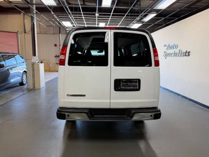 2025 Chevrolet Express 3500 LT Extended photo 3