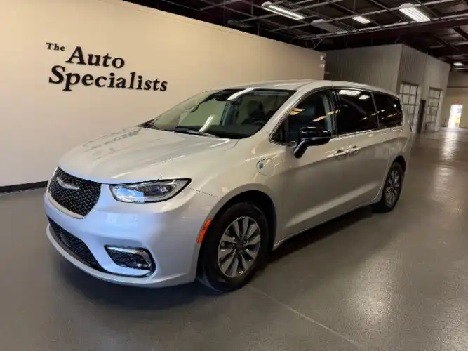 2024 Chrysler Pacifica Hybrid PHEV Select's photo