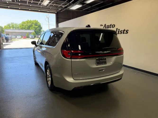 2024 Chrysler Pacifica Touring L photo 3