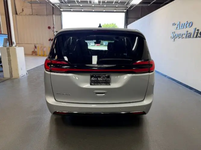 2024 Chrysler Pacifica Touring L photo 4