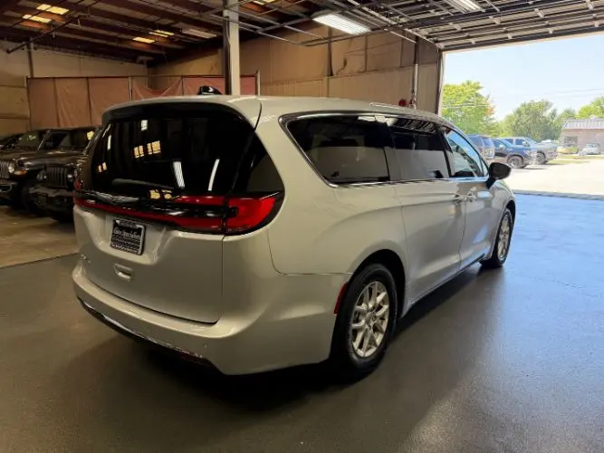2024 Chrysler Pacifica Touring L photo 5