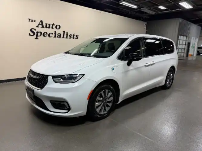 2024 Chrysler Pacifica Hybrid PHEV Select's photo