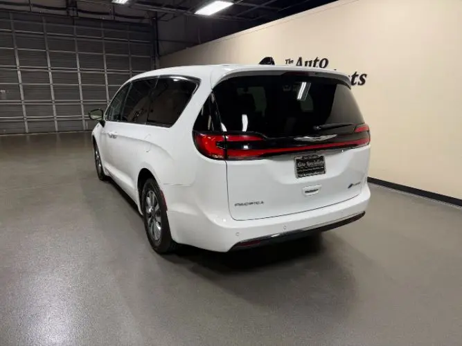 2024 Chrysler Pacifica Hybrid PHEV Select photo 3