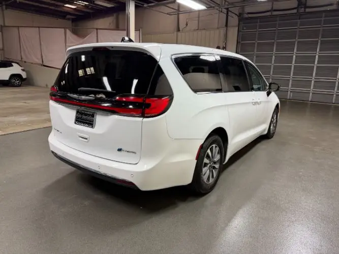2024 Chrysler Pacifica Hybrid PHEV Select photo 5
