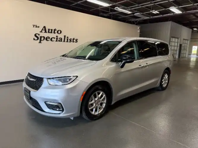 2024 Chrysler Pacifica Touring L's photo