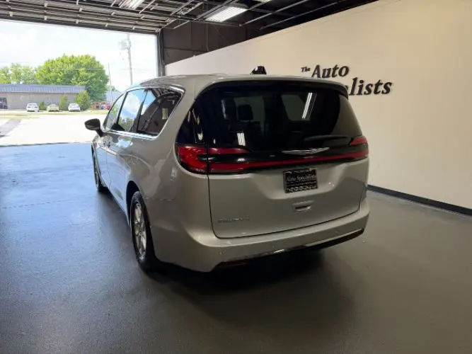 2024 Chrysler Pacifica Touring L photo 3