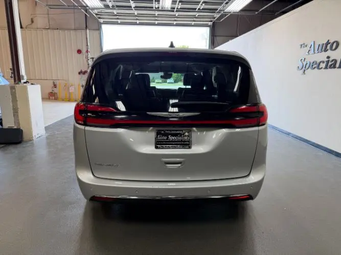 2024 Chrysler Pacifica Touring L photo 4