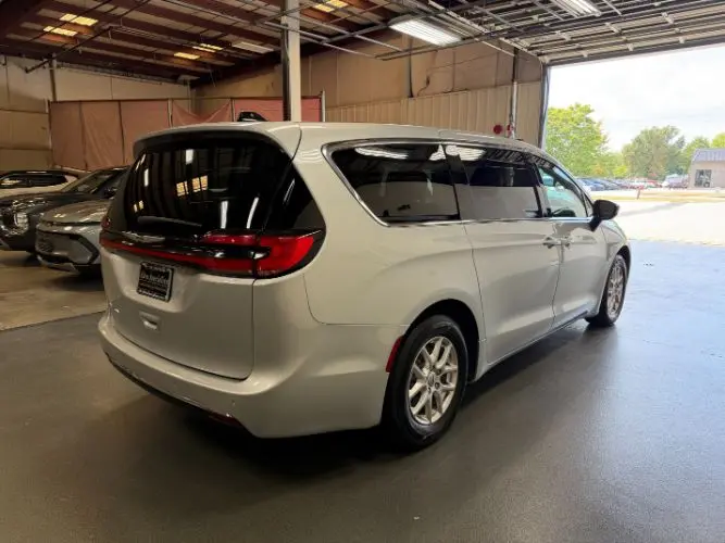 2024 Chrysler Pacifica Touring L photo 5