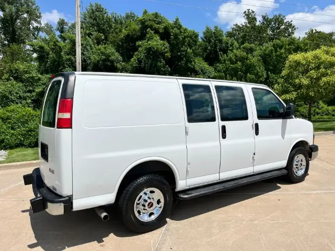 2015 GMC Savana 2500 Cargo Van photo 3