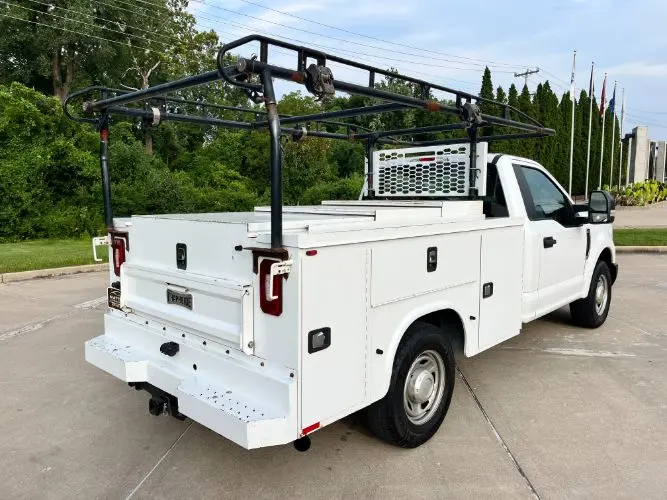 2018 Ford F-250 XLT Regular Cab 8' Box photo 3