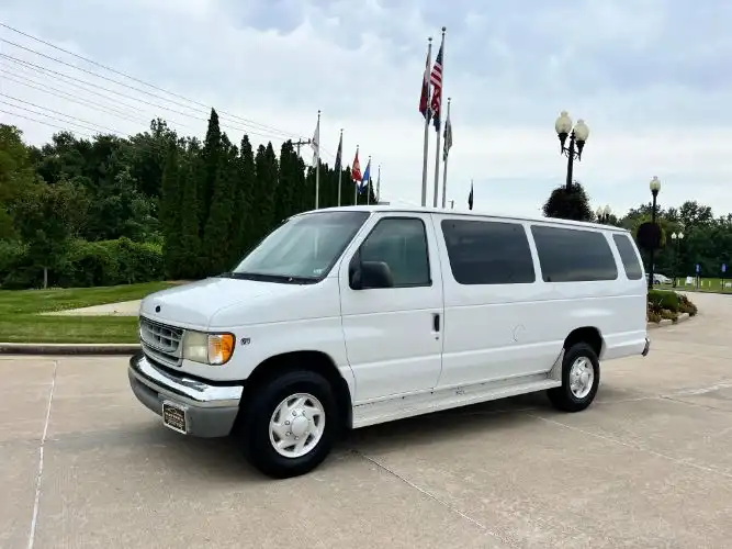 2002 Ford E-Series E-350 XLT Super Duty Extended's photo