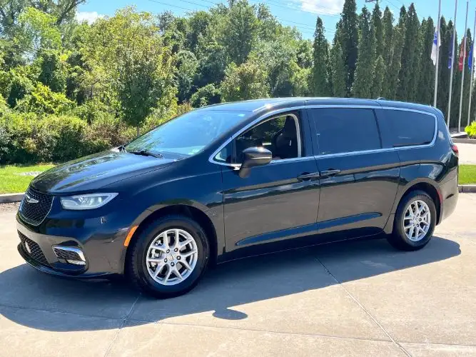 2023 Chrysler Pacifica Touring L's photo