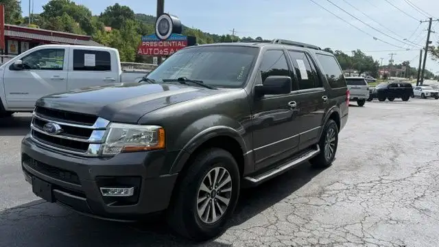 2017 Ford Expedition XLT photo 1