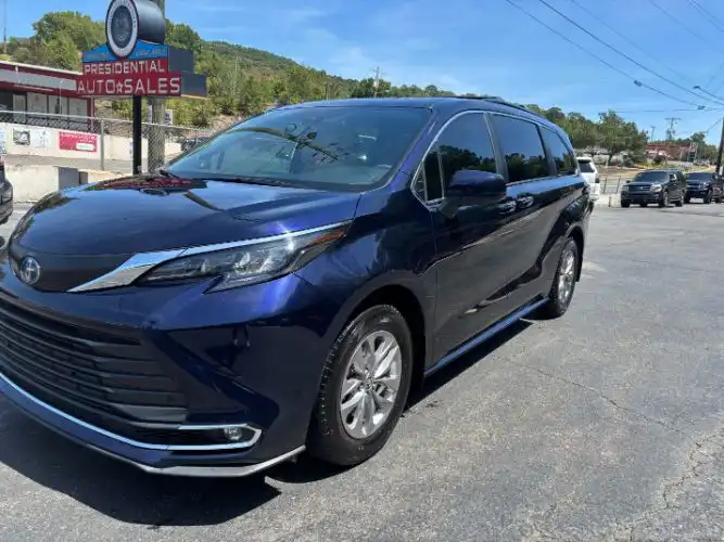2024 Toyota Sienna XLE 8-Passenger Hybrid FWD's photo