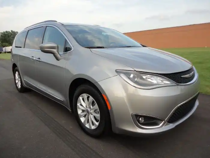 2017 Chrysler Pacifica Touring-L's photo