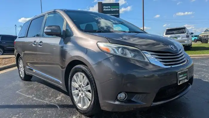 2015 Toyota Sienna Limited V6 7-Passenger's photo