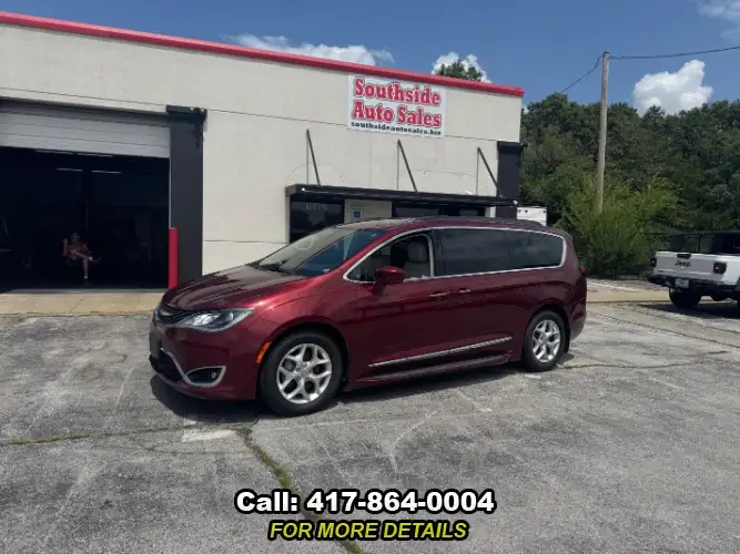 2017 Chrysler Pacifica Touring-L photo 1