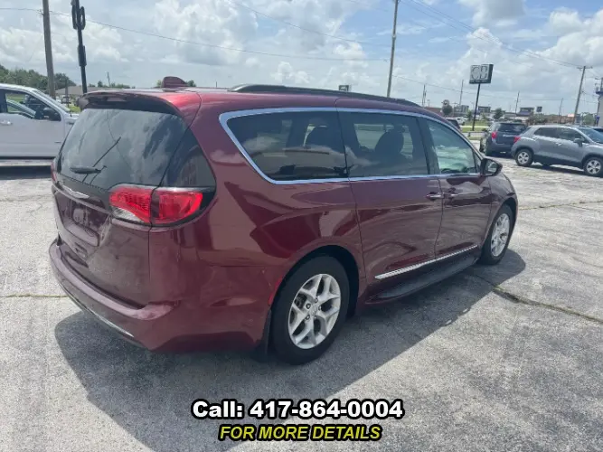 2017 Chrysler Pacifica Touring-L photo 3